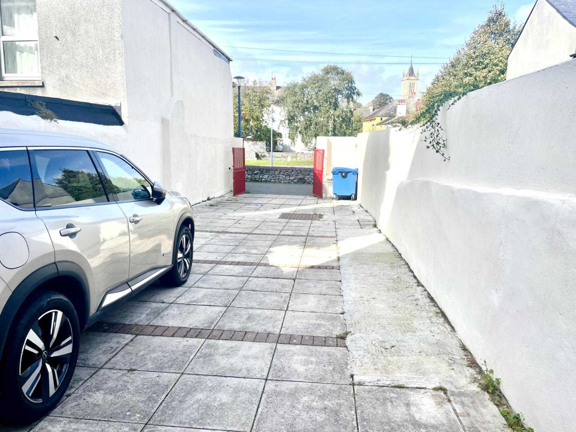 Apartment Executive Apartments, Nr Centre With Private Parking *