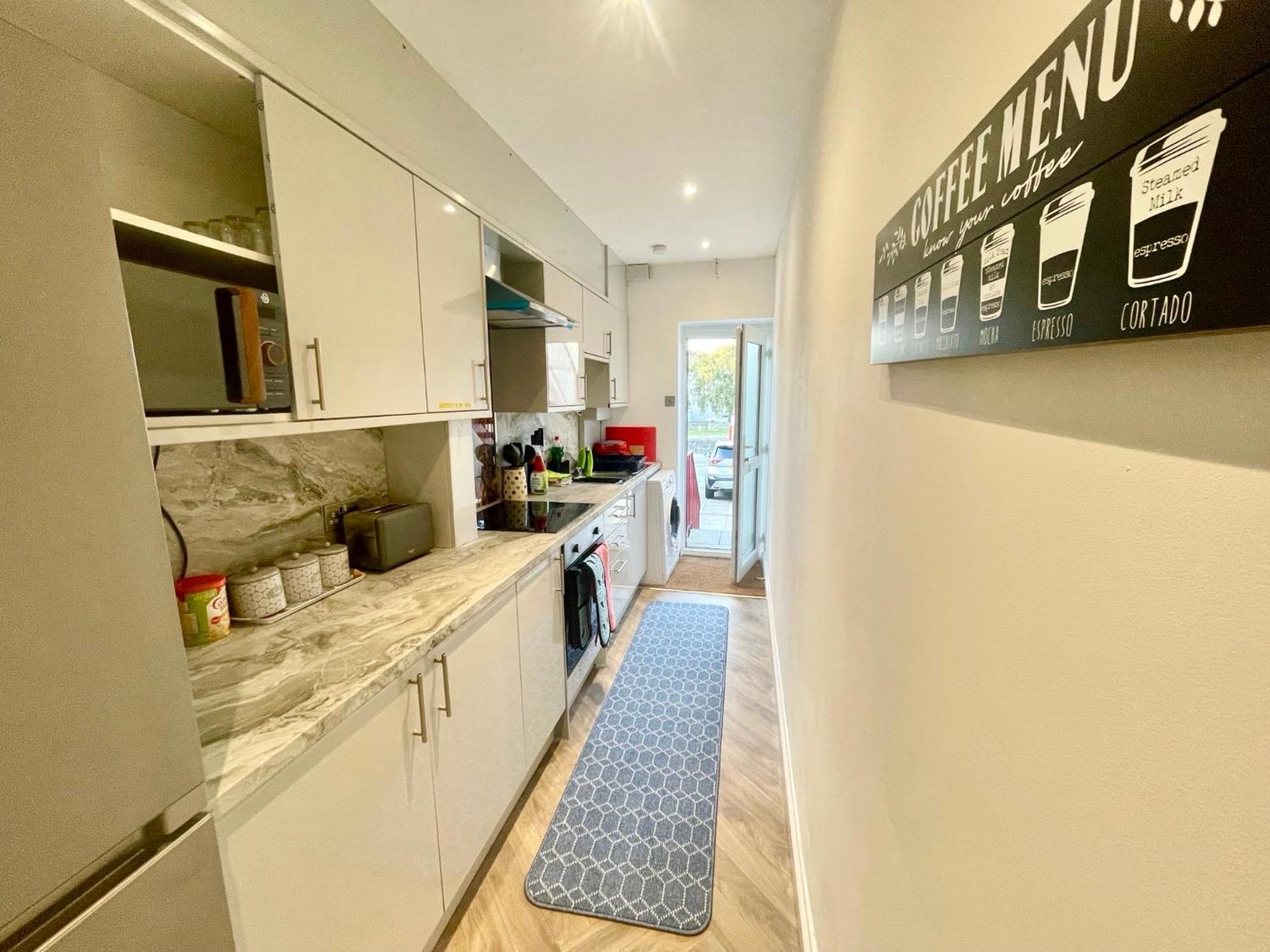 Apartment Executive Apartments, Nr Centre With Private Parking