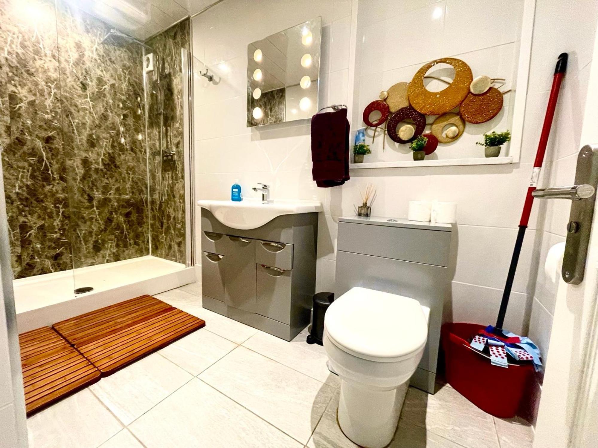 Apartment Executive Apartments, Nr Centre With Private Parking *